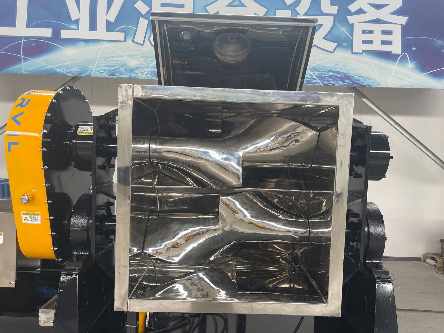 Heavy-Duty Sigma Mixer with Hydraulic Tilting Mixer sigma pesante con inclinazione idraulica